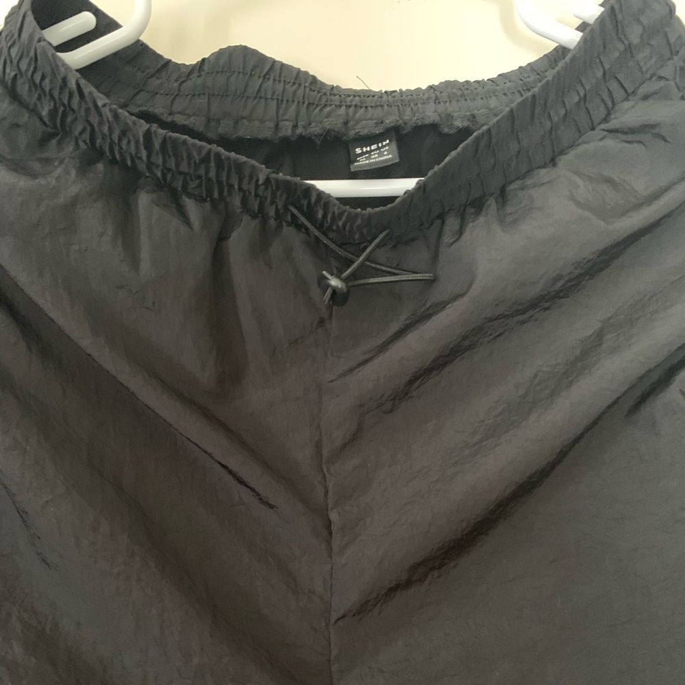 Windbreaker pants - Rutched toggle drawstring - Picture 5 of 9